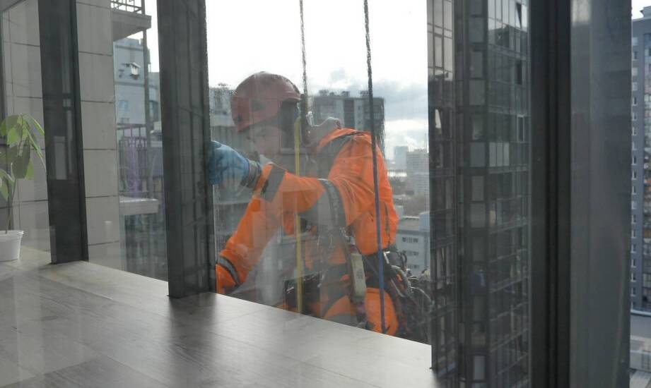 Mycie okien w biurach – dlaczego jest tak ważne dla środowiska pracy?