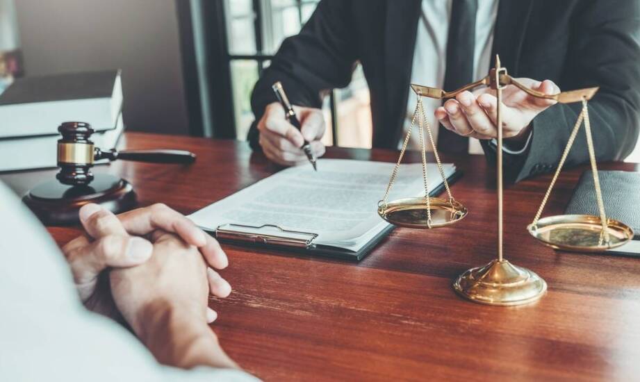 Jakie są kluczowe aspekty dochodzenia odszkodowań przy pomocy adwokata?