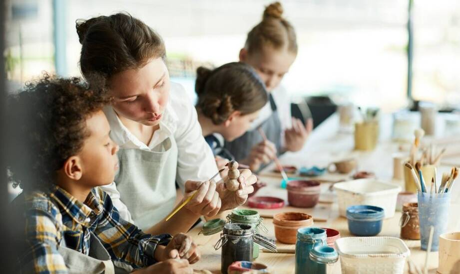 Jakie elementy powinny być uwzględnione przy planowaniu plastycznych warsztatów?