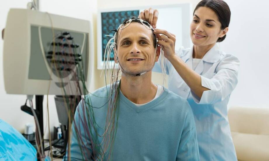Jakie są wskazania do wykonania EEG w fizjologicznym śnie u dorosłych?