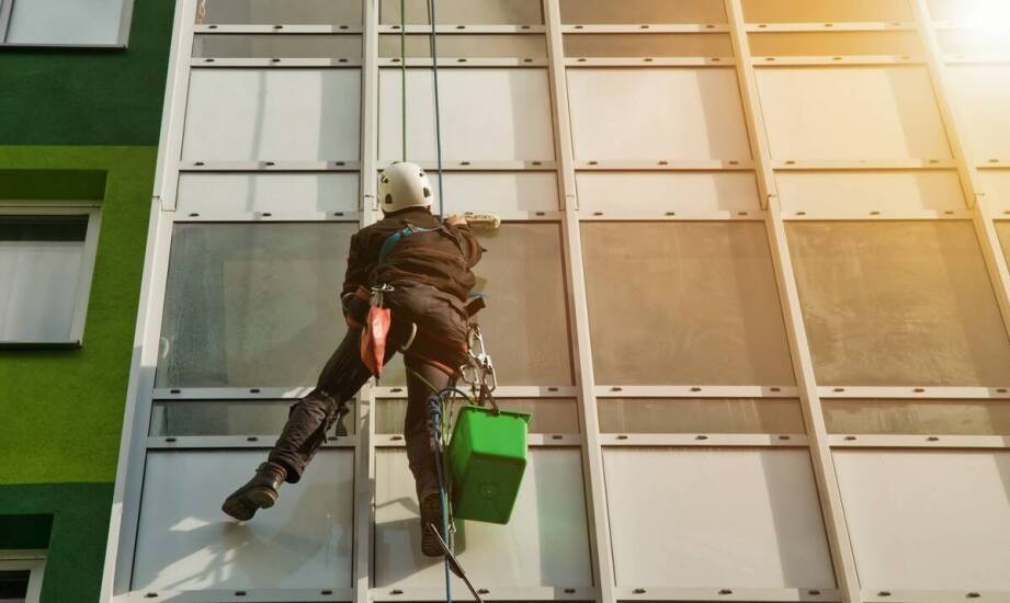 Jakie kwalifikacje powinien mieć personel do mycia okien na wysokościach?