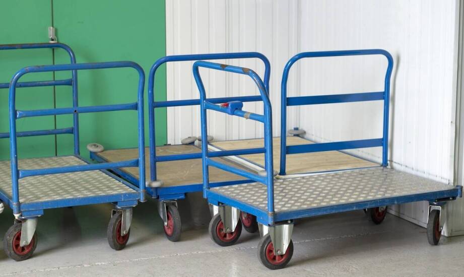 Mobilne wózki – kluczowe zalety w bliskim transporcie