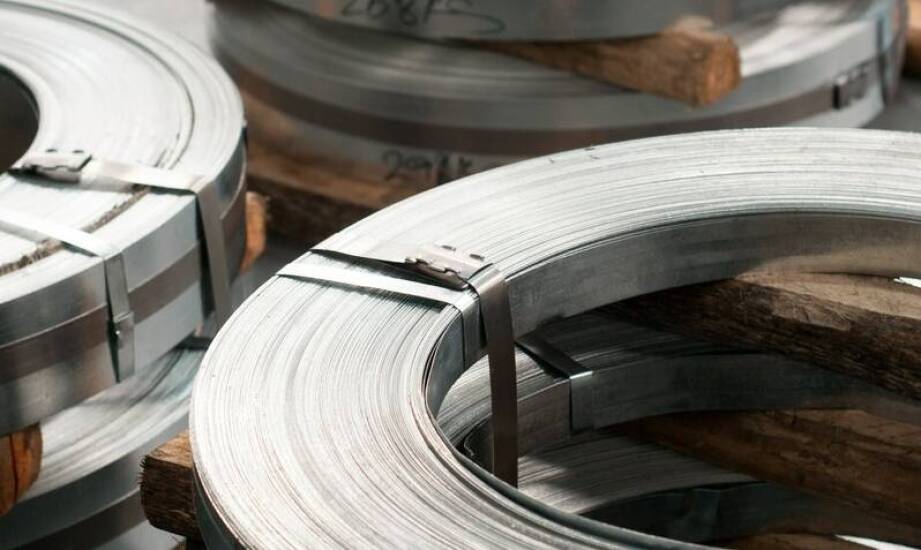 Zastosowanie stalowych taśm w przemyśle: kluczowe właściwości