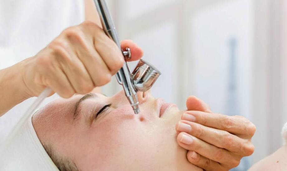 Dlaczego warto wybrać mikrodermabrazję w walce z oznakami starzenia się?