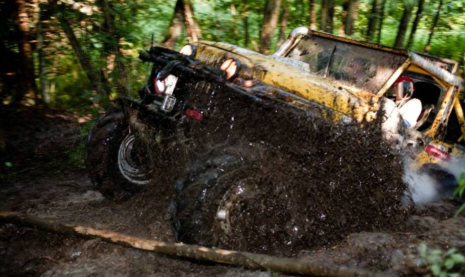 Jakie są możliwości modyfikacji małego jeepa 4x4 dla większej frajdy z jazdy?