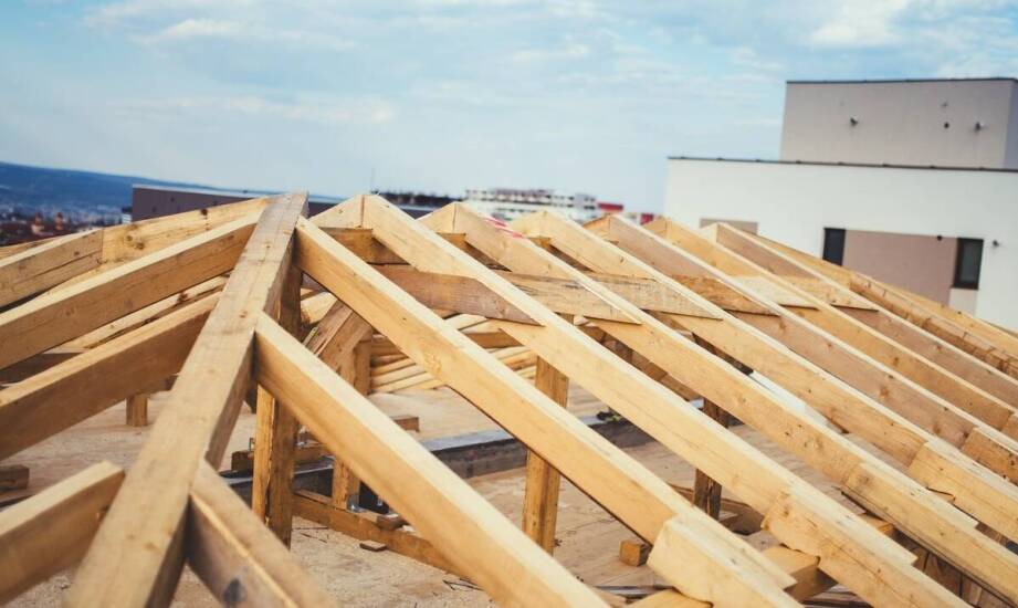 Jakie korzyści niesie ze sobą projektowa elastyczność drewnianych konstrukcji dachowych?
