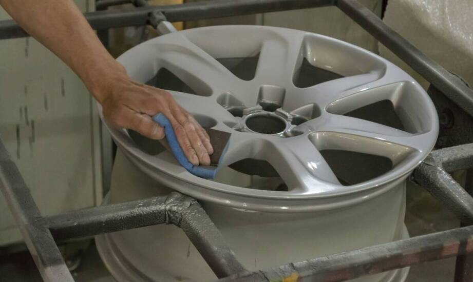 Jakie korzyści płyną z zastosowania odpornych na UV lakierów dla felg?