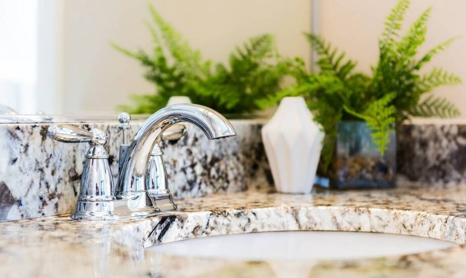 Kwarcowe konglomeraty w nowoczesnych projektach łazienkowych