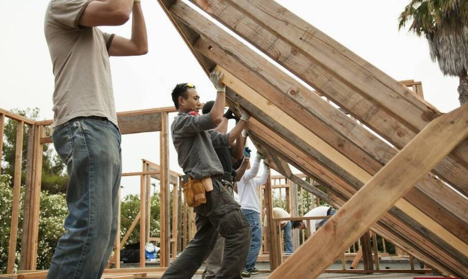 Jak proces prefabrykacji wpływa na jakość drewnianych konstrukcji dachowych?