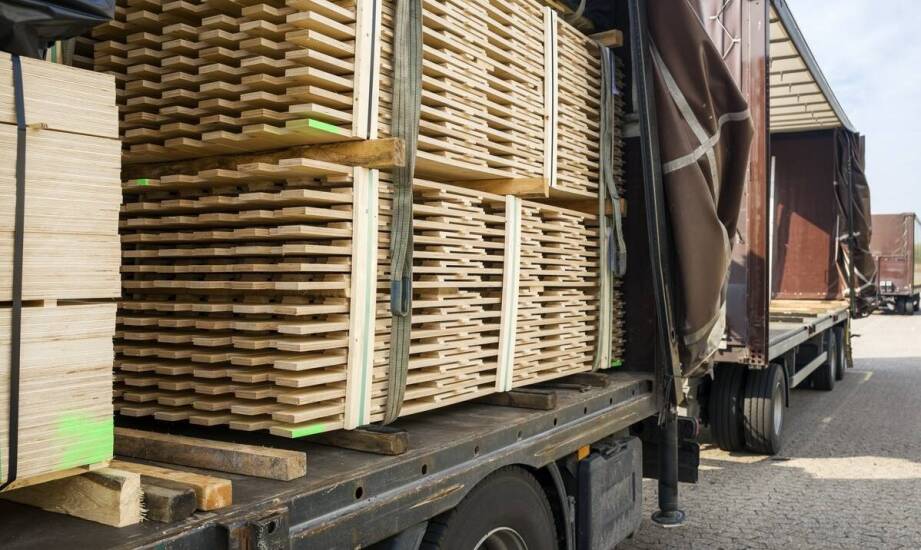 Zalety transportu impregnowanego drewna na plac budowy