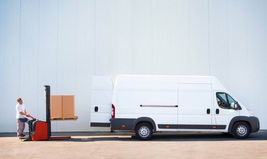 Wpływ Forda Transita Custom na efektywność transportu maszyn przemysłowych