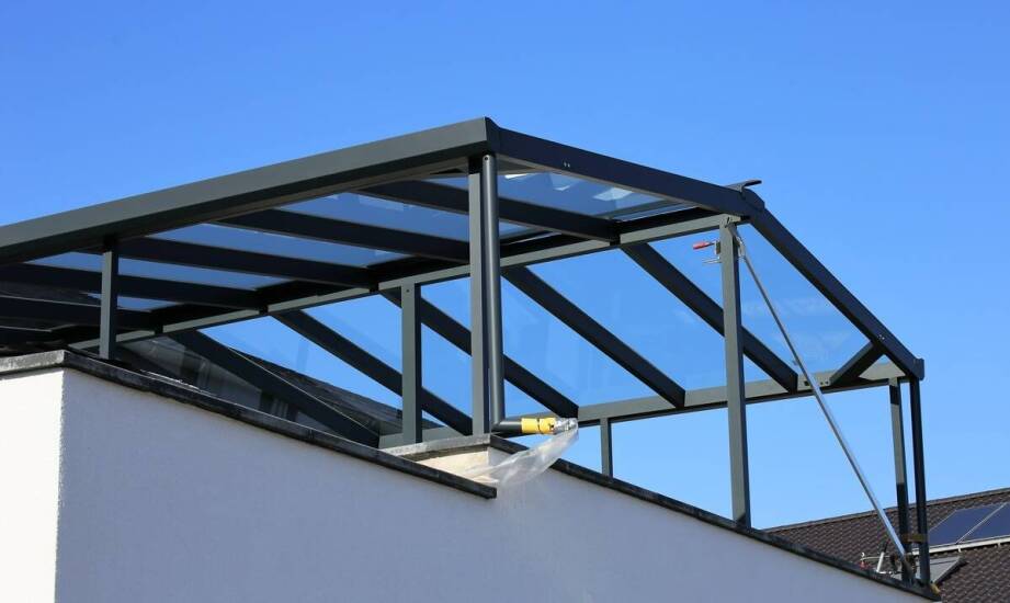 Zadaszenie balkonu w bloku jako element zwiększający prywatność dla mieszkańców