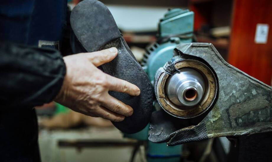 Myjka do obuwia roboczego – co warto wiedzieć przed zakupem?