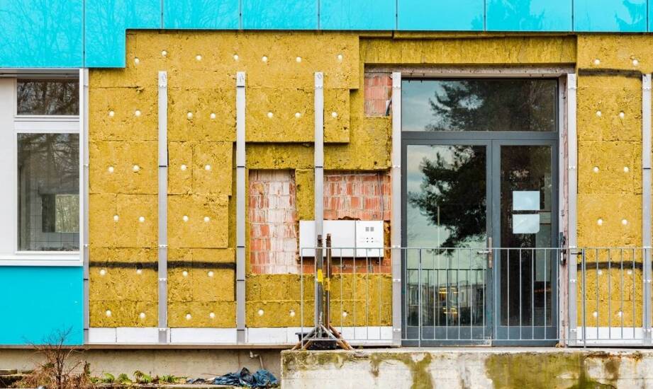 Rola zewnętrznych materiałów uzupełniających w systemach ociepleń