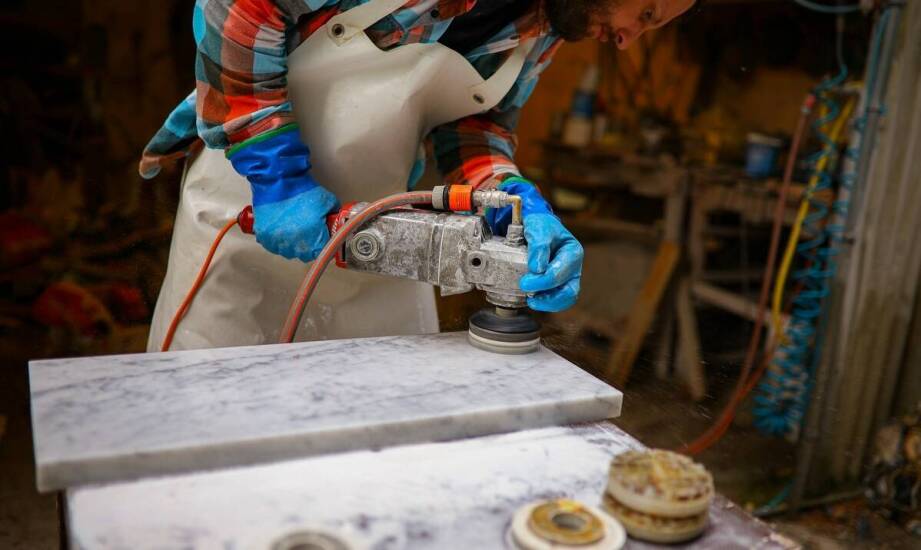 Jakie są najpopularniejsze techniki obróbki marmuru złotego?