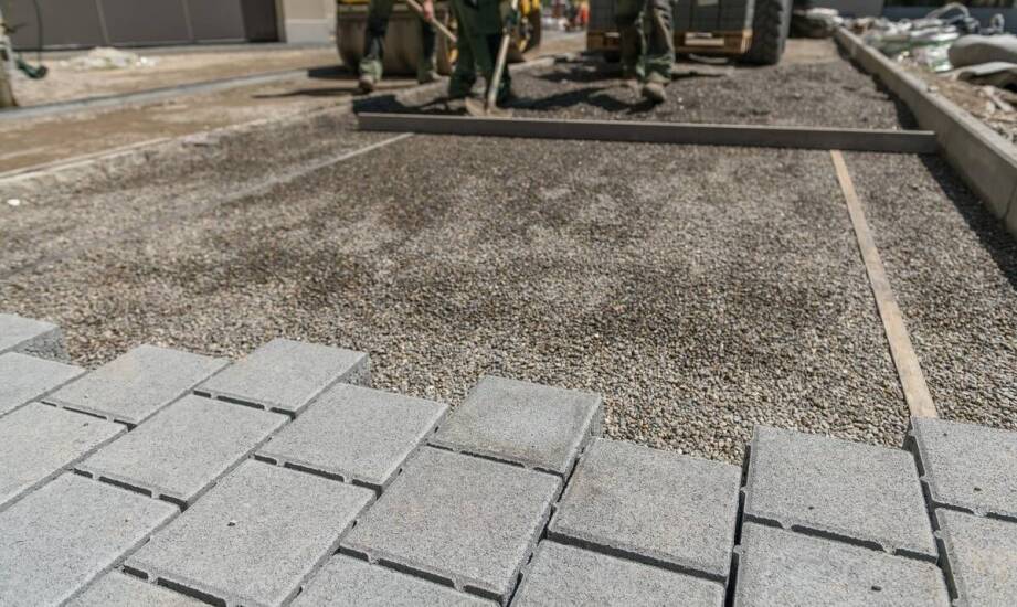 Jakie technologie wspierają budowę indywidualnych zjazdów do posesji?