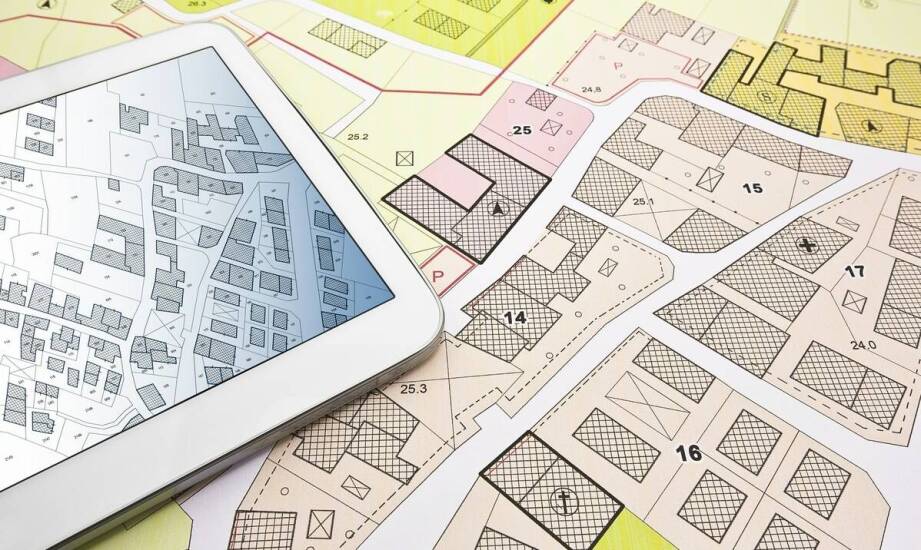 Jak przeanalizować symbole w planie zagospodarowania przy projektowaniu parterowych domów?