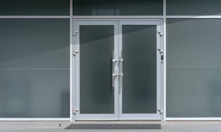 Jak flutes szkło wpływa na estetykę industrialnych drzwi?