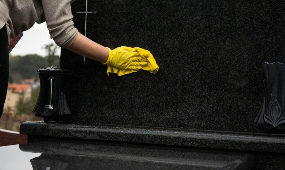 Najważniejsze aspekty konserwacji pomnika z granitu na grobowcu