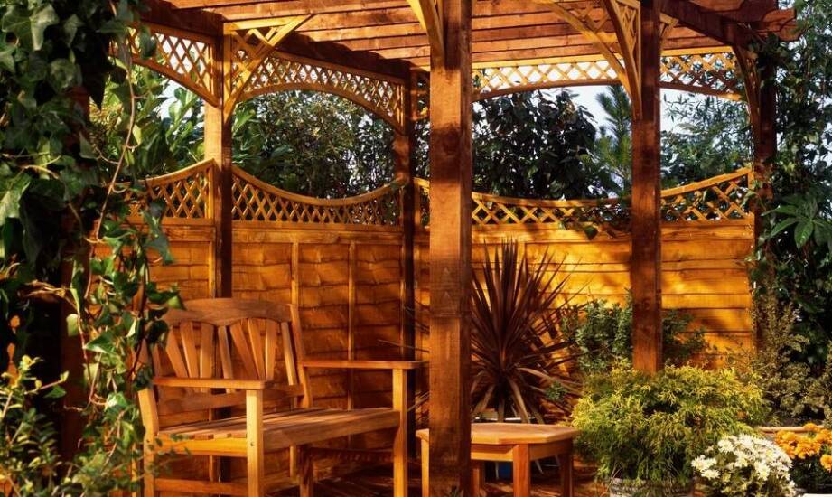 Jakie korzyści niosą ze sobą drewniane pergole w zielonych miejskich przestrzeniach?