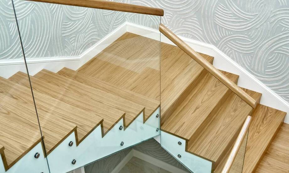 Drewniane wewnętrzne balustrady jako inwestycja w styl i bezpieczeństwo domu