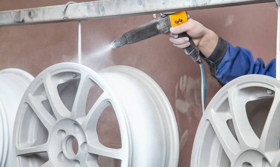 Proces piaskowania jako metoda przygotowania felg do lakierowania.