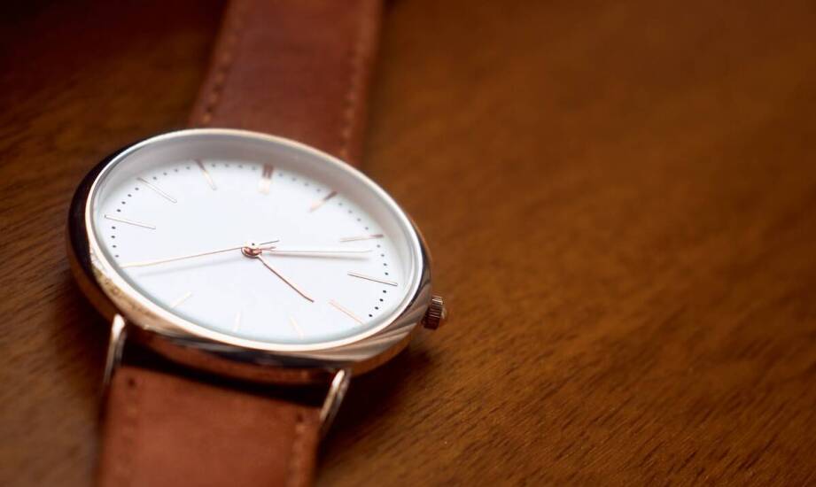 Elegancja naturalnych surowców: dlaczego warto wybrać zegarek drewniany?