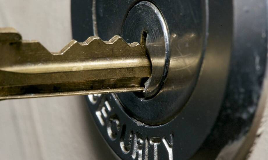 Wybór nakładanego zamka do mebli hotelowych – kluczowe aspekty