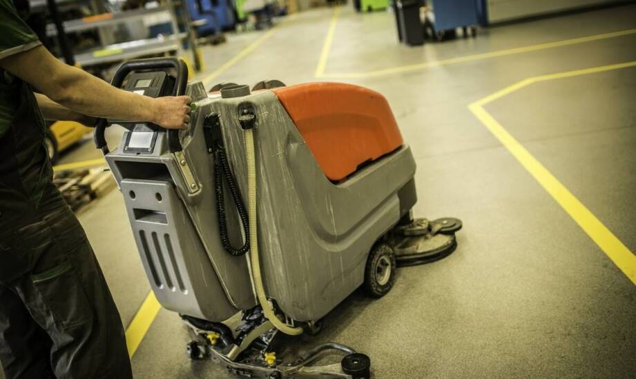 Utrzymanie czystości w magazynowych halach – rola sprzątającej firmy