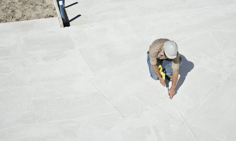 Jakie są najczęstsze zastosowania sznurka traserskiego z kredą na placu budowy?