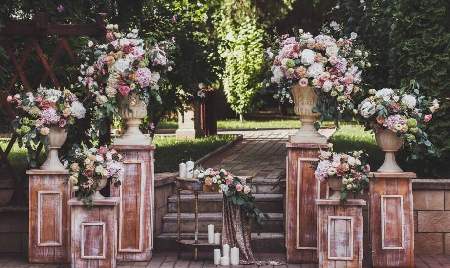 Jak dopasować wizualną oprawę ceremonii do indywidualnych potrzeb rodziny?