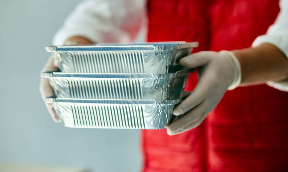 Zalety używania zrywek na rolce w branży cateringowej