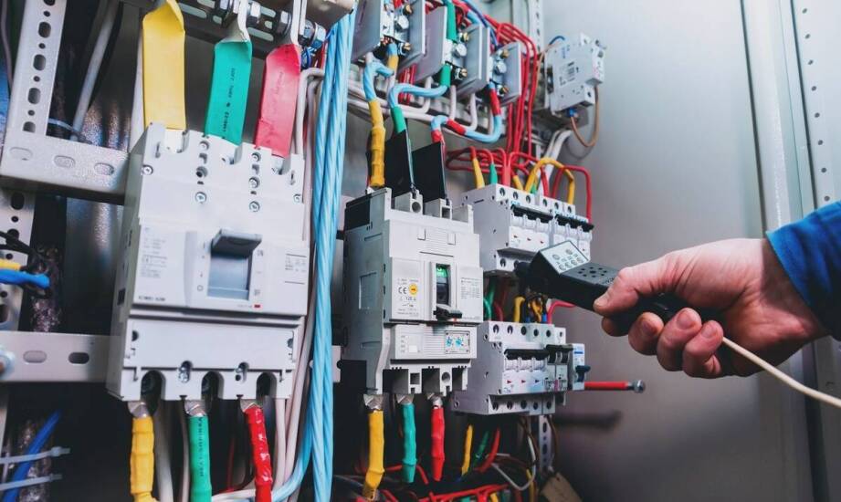 Skup desek rozdzielczych: jak przebiega proces i dlaczego warto z niego skorzystać?