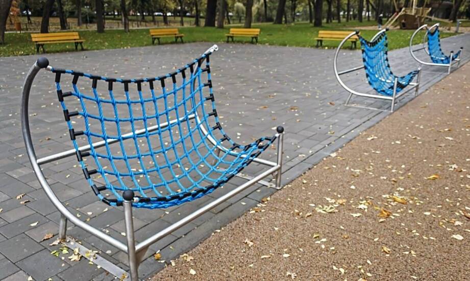 Jakie są zalety instalacji ławek modułowych na placu zabaw?