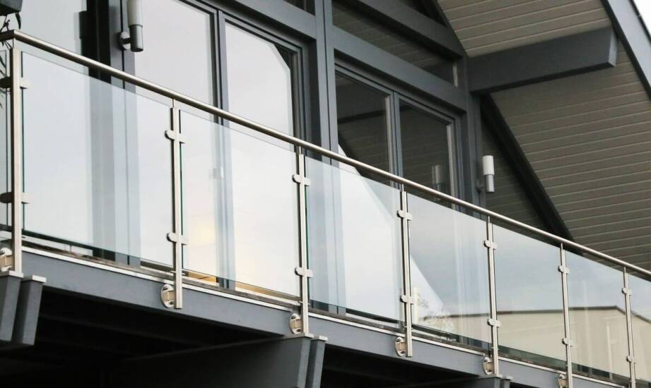 Wpływ budowlanych przepisów na projektowanie balustrad w oknach
