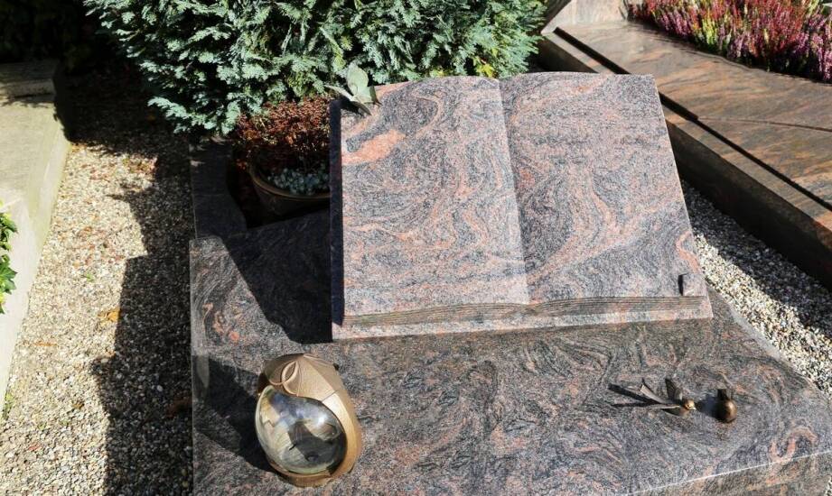 Jak personalizować jasne pomniki, aby były niepowtarzalne i wyjątkowe?