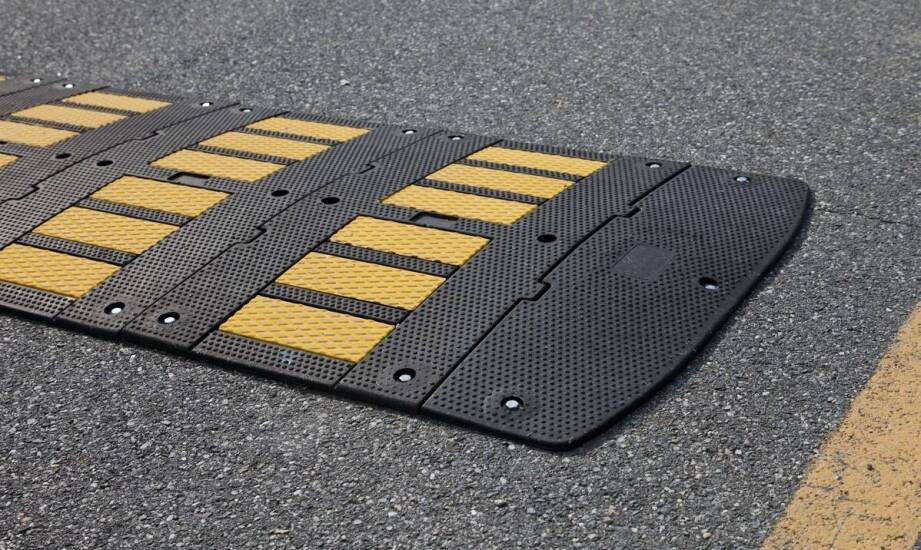 Jakie innowacje wprowadzono w konstrukcji betonowych separatorów drogowych?