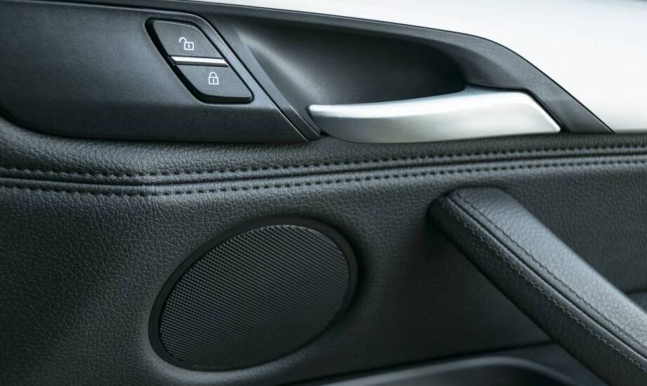 Jakie technologie są stosowane w nowoczesnym tapicerowaniu drzwiowych boczków?