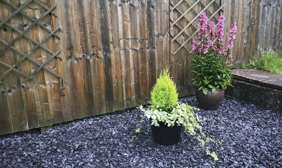 Sposoby na wykorzystanie drewnianych kratek w małych ogrodach