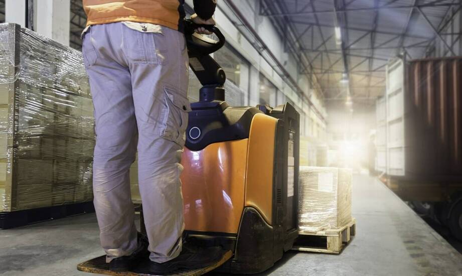 Wynajem podnośnikowych wózków jako sposób na optymalizację kosztów firmowych