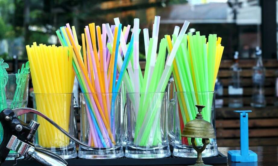 Zróżnicowanie oferty plastikowych krótkich słomek dla branży gastronomicznej
