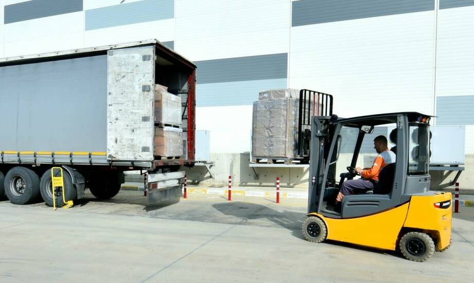 Jakie są najważniejsze zalety otwieranego boku przy transporcie towarów?