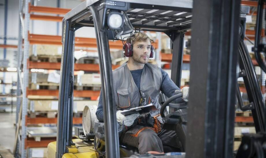 Jakie są wyzwania związane z pracą na stanowisku operatora jezdniowego wózka?