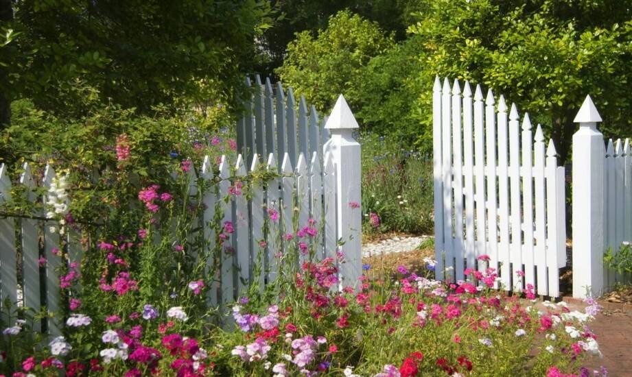 Wpływ koloru plastikowych sztachet na wygląd całego ogrodu