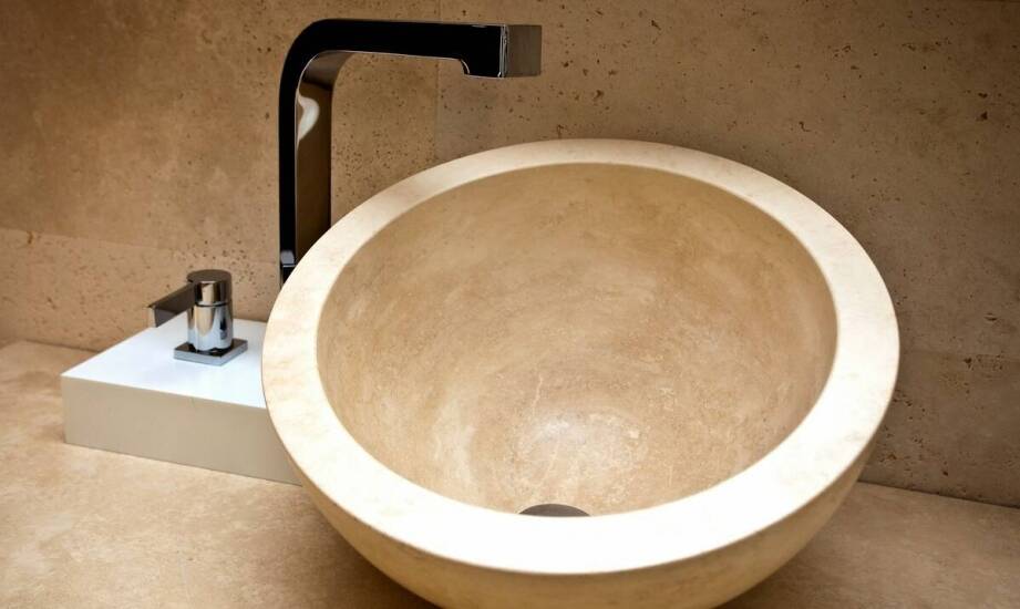 Porównanie umywalek z trawertynu i innych naturalnych kamieni