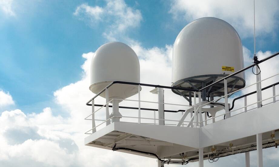 Jak morska satelitarna antena wpływa na jakość komunikacji na statkach?
