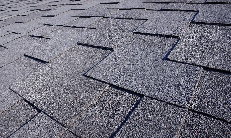 Jak dobrać odpowiednią grubość bitumicznych gontów do swoich potrzeb?