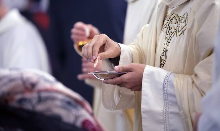 Profesjonalna kelnerska obsługa podczas komunii - dlaczego jest tak ważna?