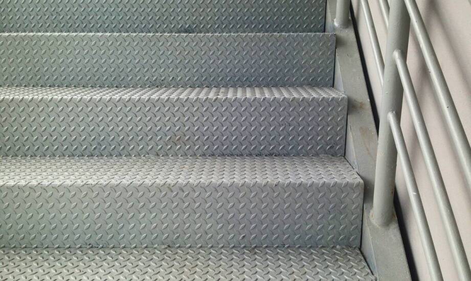 Powiązanie normy PN-EN 13101 z odpornością stopni na uszkodzenia mechaniczne