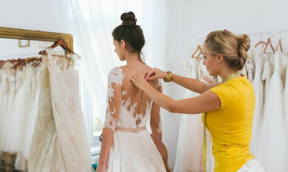 Proces przymiarek – jak wpływa na ostateczny wygląd ślubnej sukni?